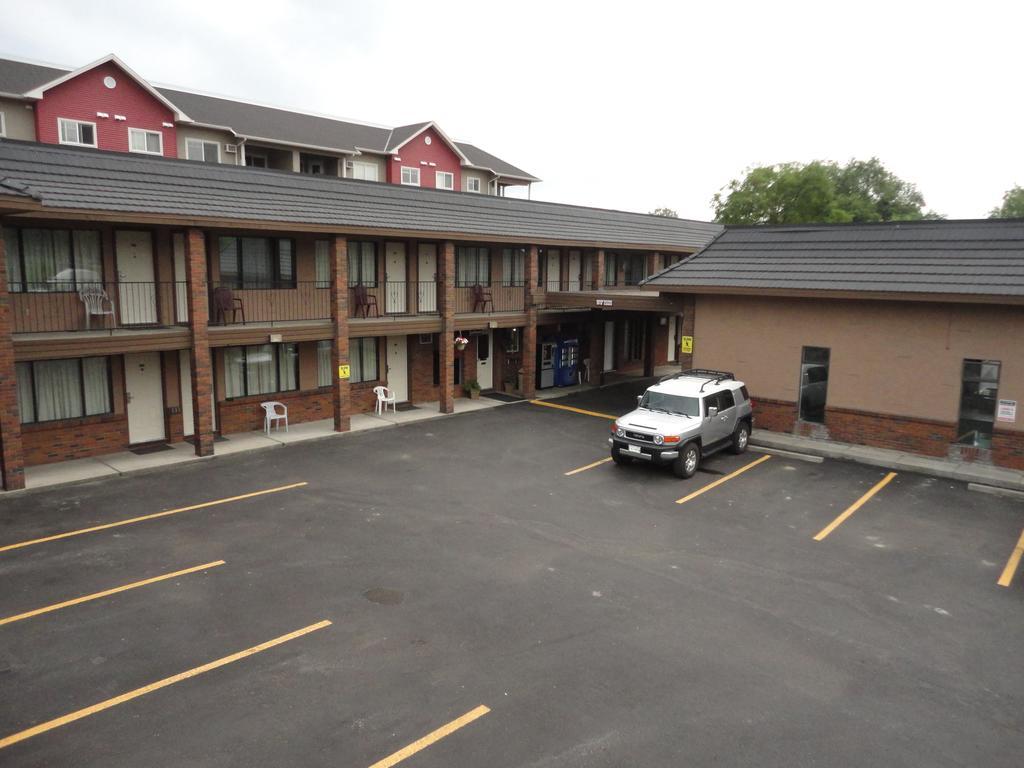 North Pointe Inn And Suites Kelowna Exterior photo