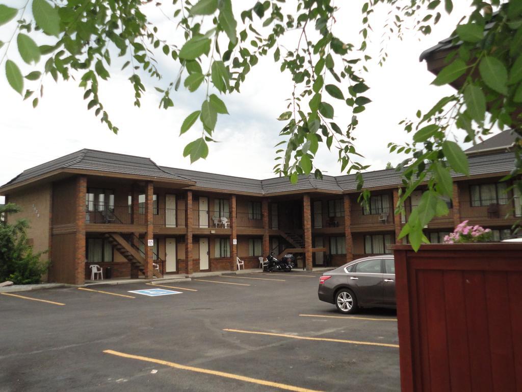 North Pointe Inn And Suites Kelowna Exterior photo