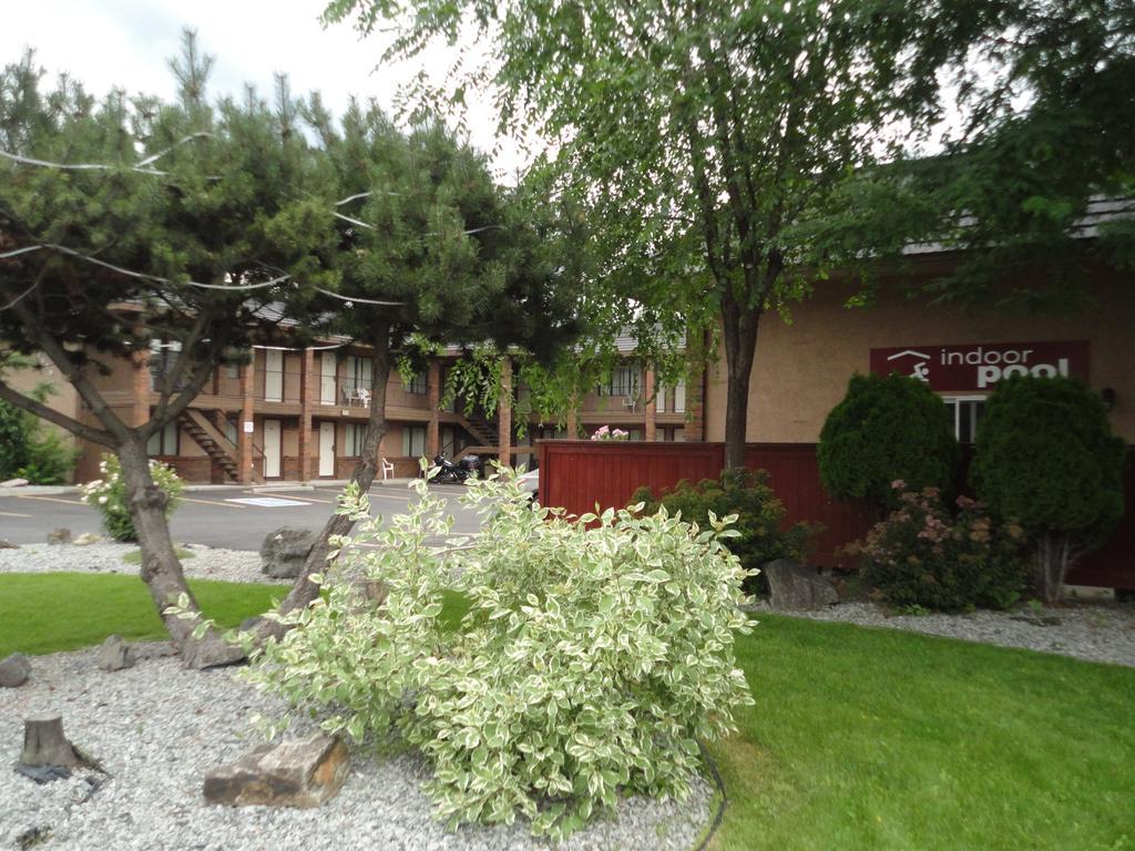 North Pointe Inn And Suites Kelowna Exterior photo